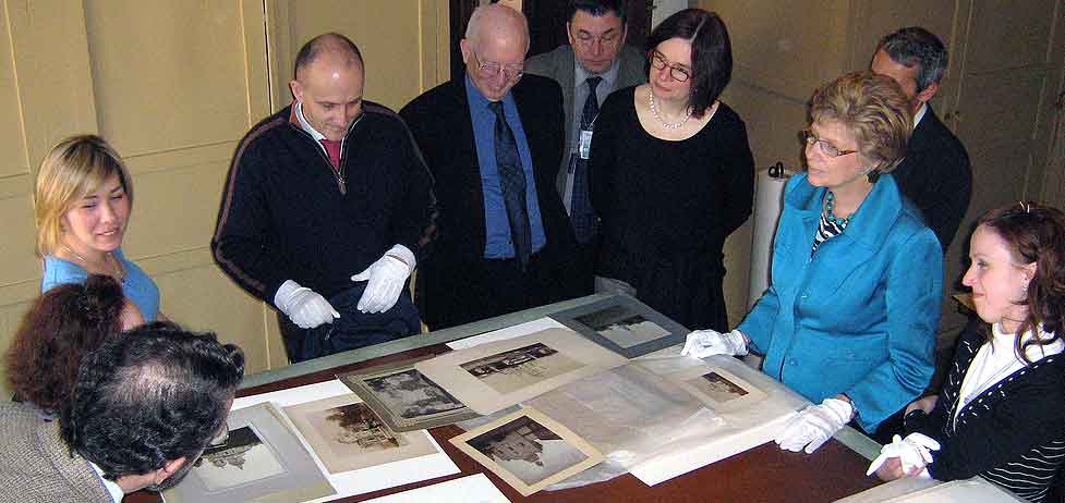 Hermitage conservators meet with FAIC representatives.